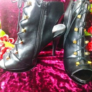 Olsenboye black and gold heels